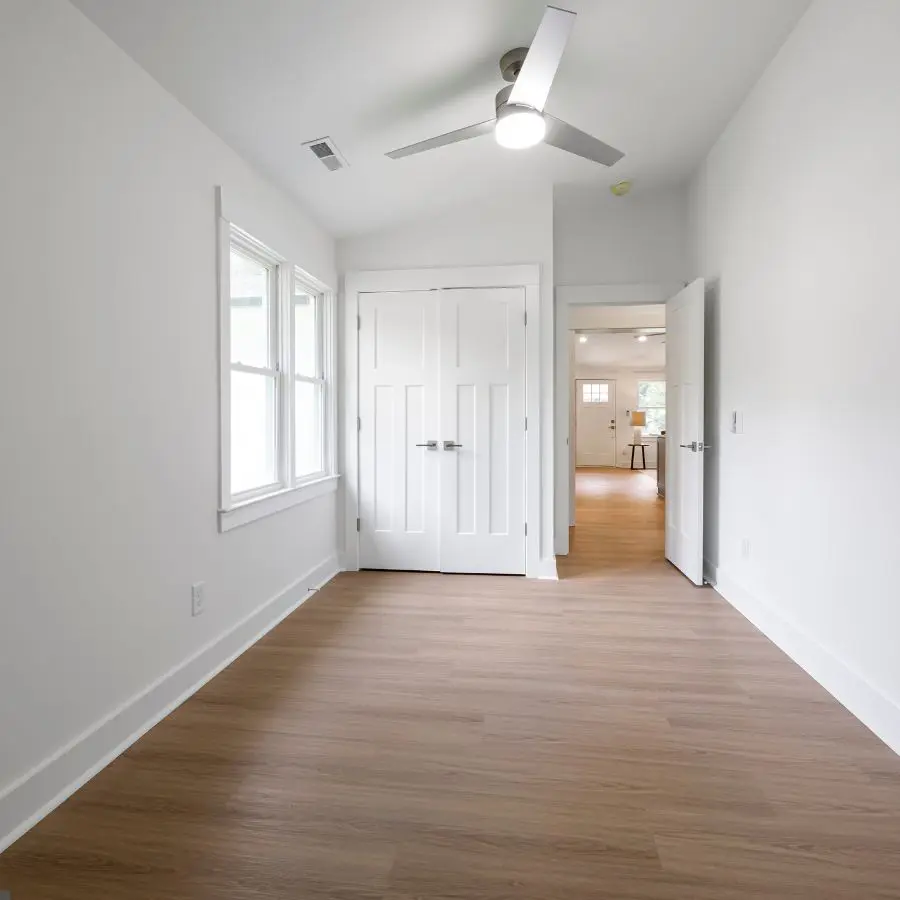 Agence M Com Marseille MENUISERIE POSE AGENCEMENT NIGIDA MPAN Pose de parquet Pose de parquet Saint Zacharie